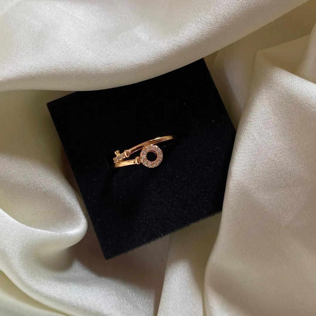 Rosegold-plated star ring with cubic zirconia stones tracing the points