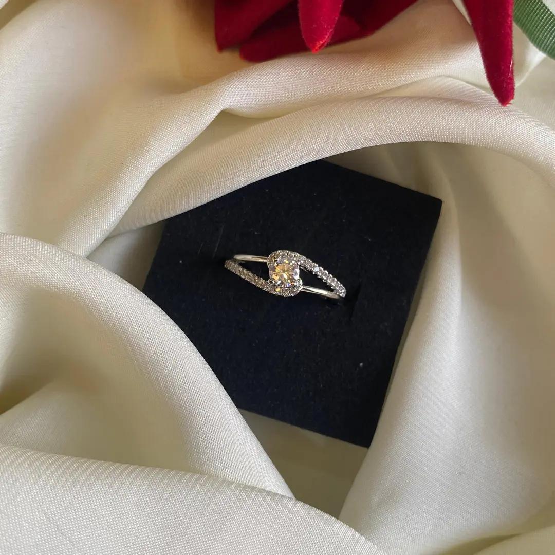 Silver-plated criss-cross ring with a central cubic zirconia stone