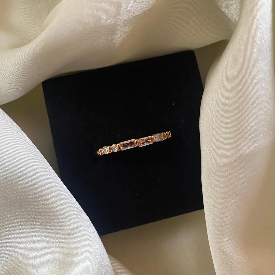 Rose gold-plated band ring with alternating round and baguette cubic zirconia stones