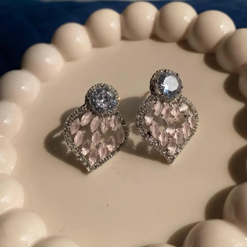 Openwork leaf-shaped stud in silver-plated brass filled with pink marquise cubic zirconia