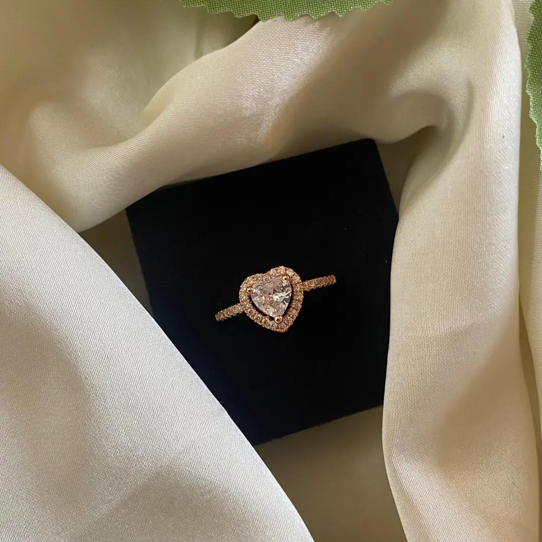 Small star-shaped ring in rosegold plating with cubic zirconia stones
