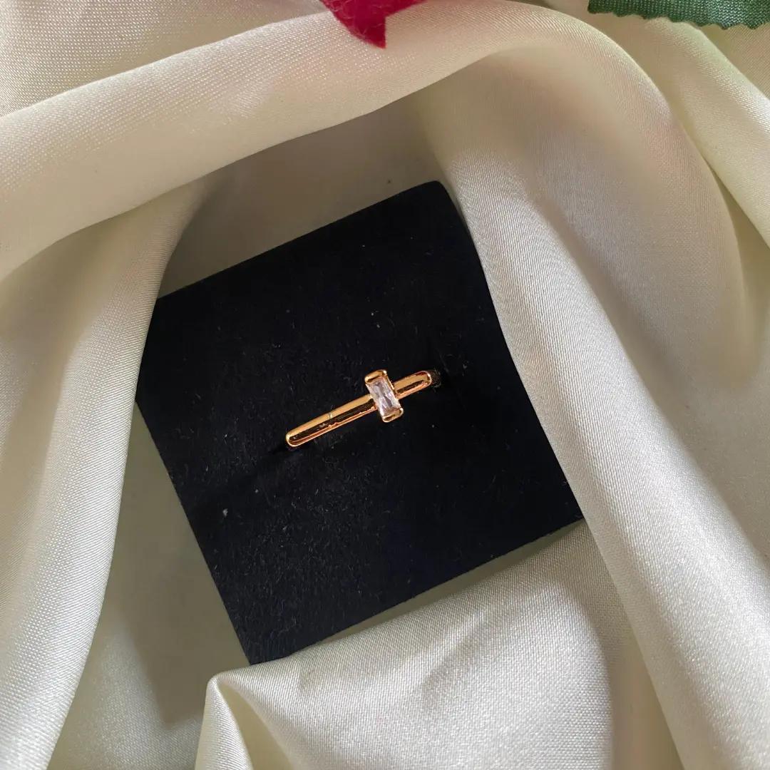 Rosegold star ring with cubic zirconia stones on a plain brass band