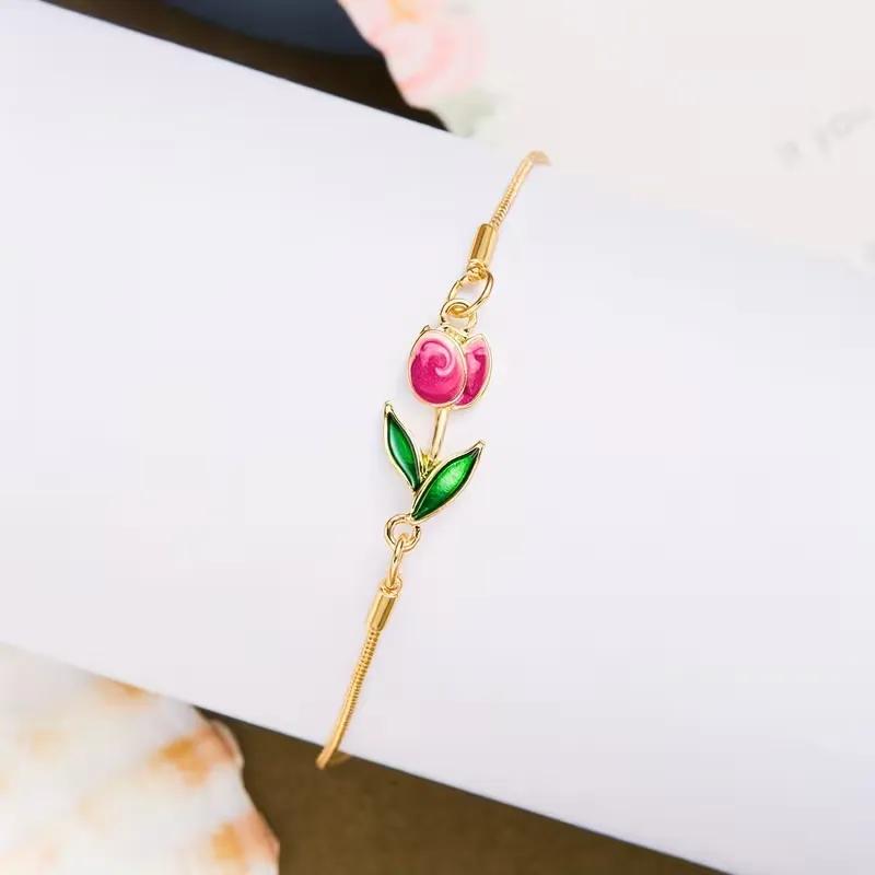 Gold-plated bracelet with a rose-coloured enamel tulip charm and lobster clasp closure